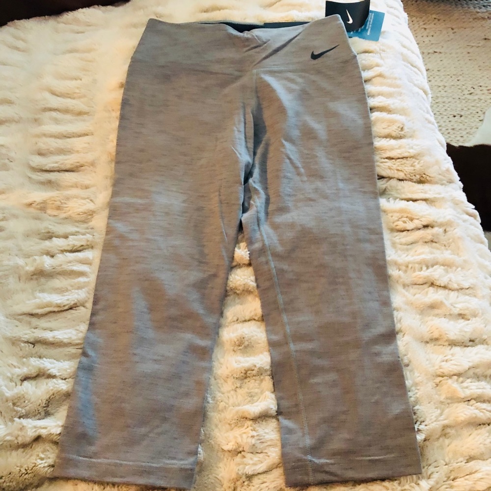 Nike legendary tight fit capri leggings